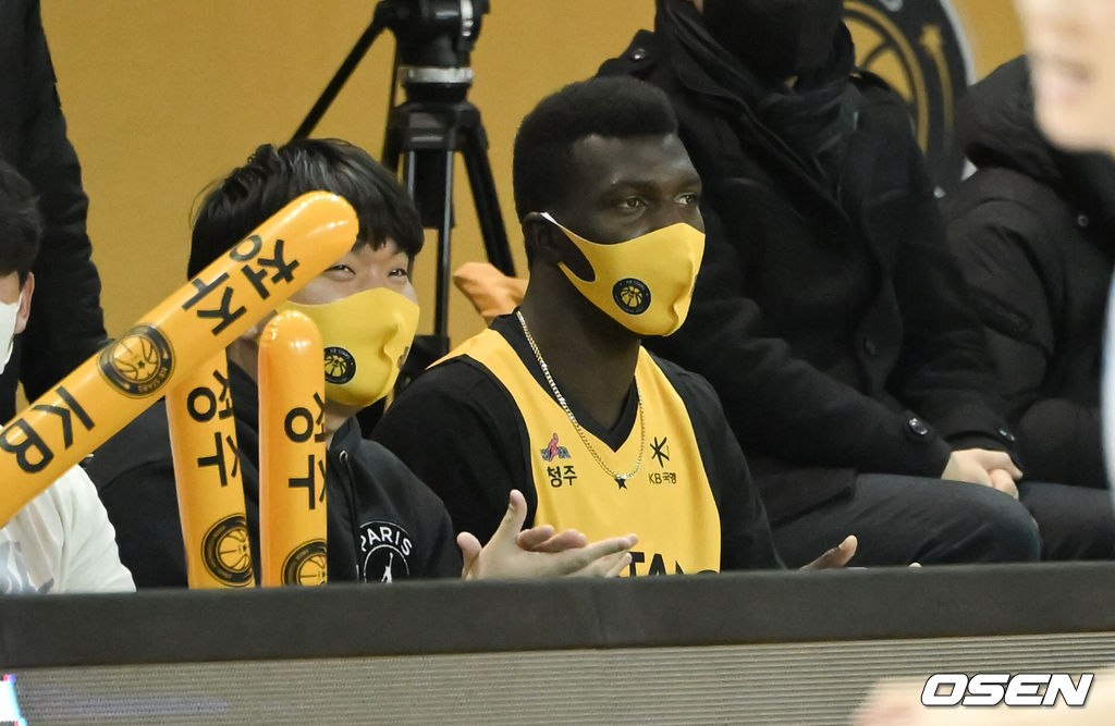 2쿼터 시투 위해 경기장을 찾은 KB손해보험 케이타가 KB스타즈를 응원하고 있다. 2022.01.26 / soul1014@osen.co.kr