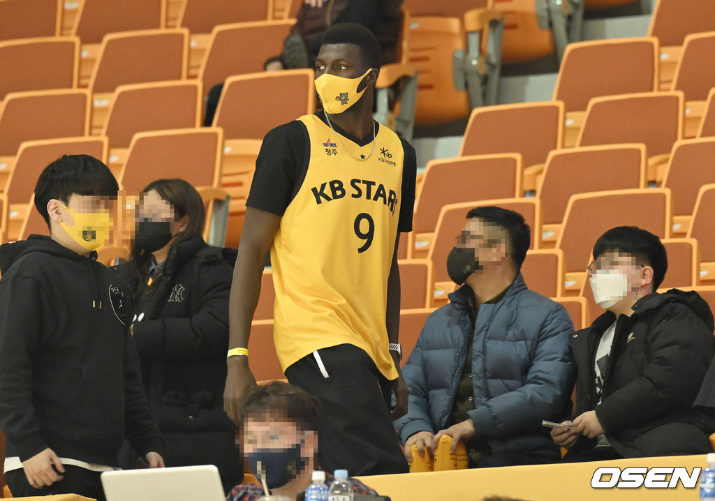 경기종료 후 시투 위해 경기장을 찾았던 KB손해보험 케이타가 관중석을 빠져나가고 있다. 2022.01.26 / soul1014@osen.co.kr