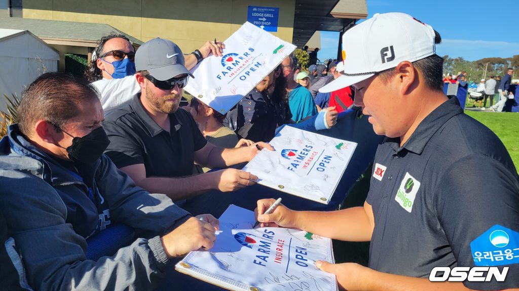 [OSEN=샌디에이고(미 캘리포니아주), 이사부 통신원] 임성재가 27일(한국시간) 캘리포니아주 샌디에이고의 토리 파인스에서 벌어진 파머스 인슈어런스 오픈 첫 라운드를 마친 뒤 팬들에게 사인을 해주고 있다. 