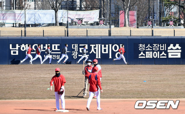 KIA 타이거즈 선수들이 2021 스프링캠프에서 훈련을 펼치고 있다./OSEN DB