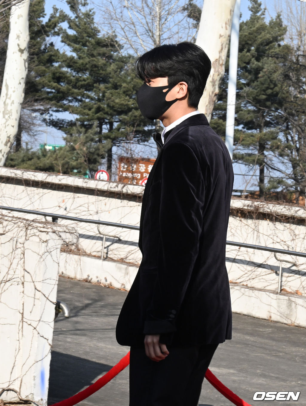27일 오후 서울 송파구 잠실 실내체육관에서 '제11회 가온차트 뮤직 어워즈'에 앞서 레드카펫 포토월 행사가 진행됐다.가수 임영웅이 레드카펫을 밟으며 포즈를 취하고 있다. 2022.01.27 /cej@osen.co.kr