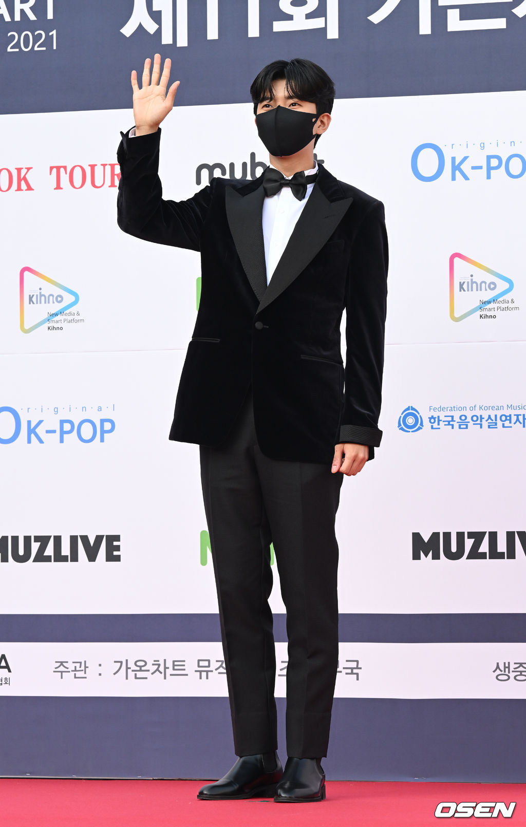 27일 오후 서울 송파구 잠실 실내체육관에서 '제11회 가온차트 뮤직 어워즈'에 앞서 레드카펫 포토월 행사가 진행됐다.가수 임영웅이 레드카펫을 밟으며 포즈를 취하고 있다. 2022.01.27 /cej@osen.co.kr