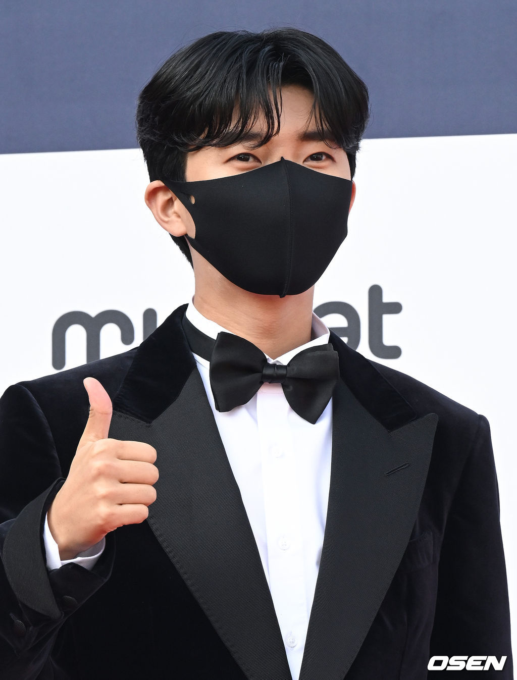 27일 오후 서울 송파구 잠실 실내체육관에서 '제11회 가온차트 뮤직 어워즈'에 앞서 레드카펫 포토월 행사가 진행됐다.가수 임영웅이 레드카펫을 밟으며 포즈를 취하고 있다. 2022.01.27 /cej@osen.co.kr