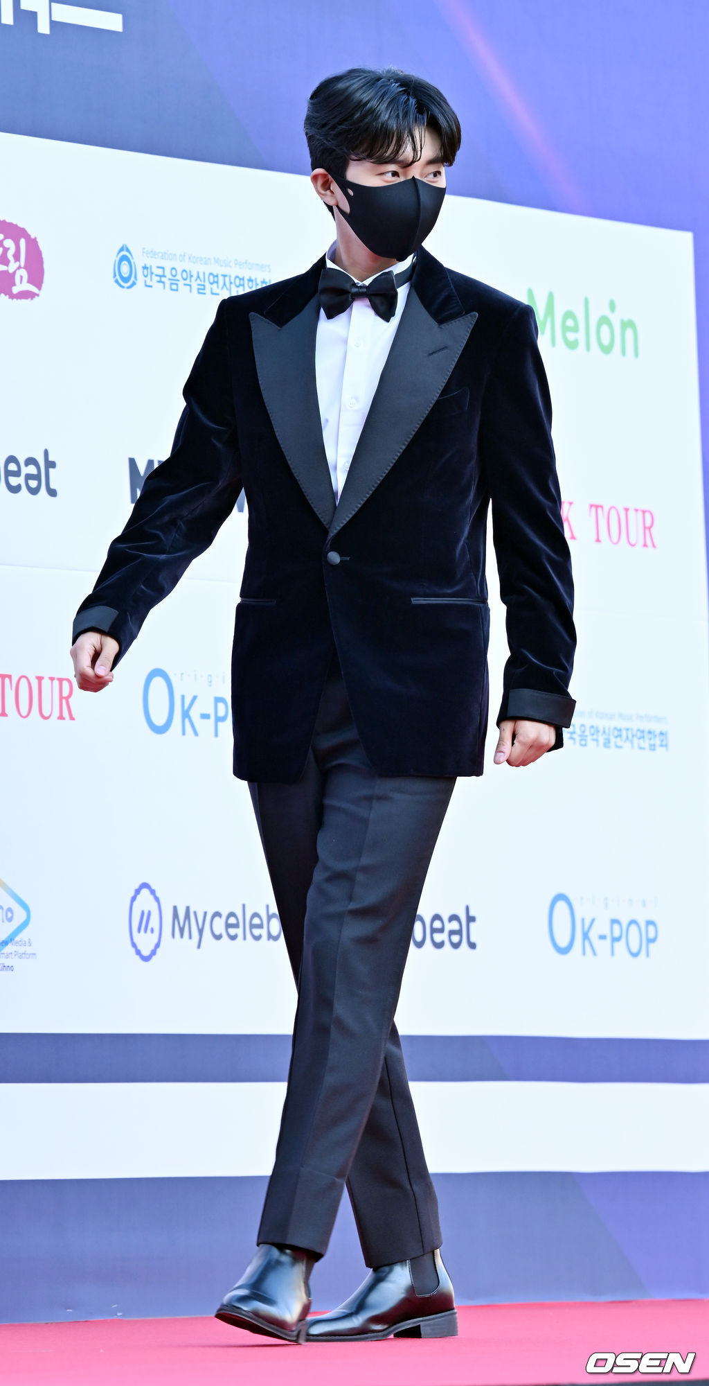 27일 오후 서울 송파구 잠실 실내체육관에서 '제11회 가온차트 뮤직 어워즈'에 앞서 레드카펫 포토월 행사가 진행됐다.가수 임영웅이 레드카펫을 밟으며 포즈를 취하고 있다. 2022.01.27 /rumi@osen.co.kr<br />