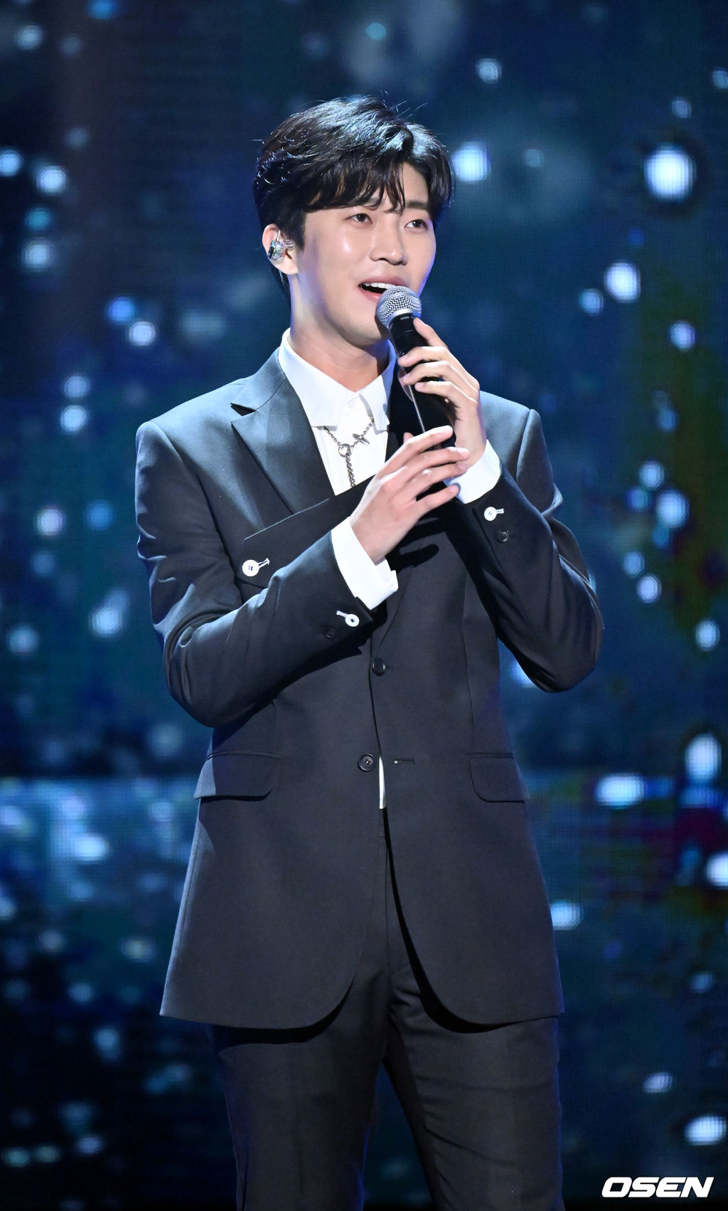 27일 오후 서울 송파구 잠실 실내체육관에서 '제11회 가온차트 뮤직 어워즈'에 앞서 레드카펫 포토월 행사가 진행됐다.가수 임영웅이 열창을 하고 있다. 2022.01.27 /rumi@osen.co.kr