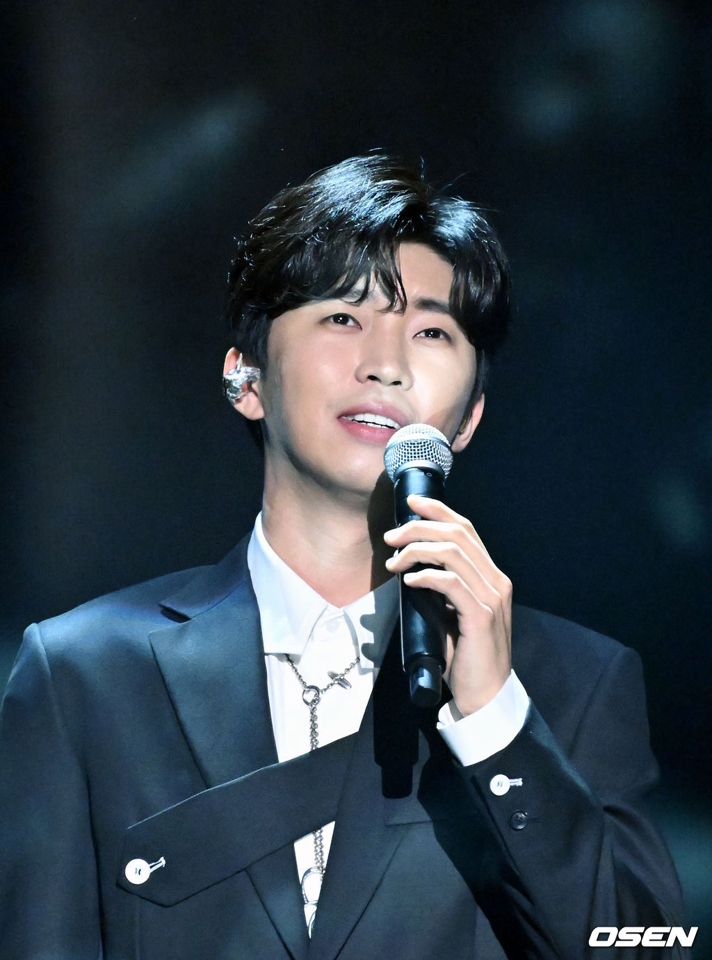 27일 오후 서울 송파구 잠실 실내체육관에서 '제11회 가온차트 뮤직 어워즈'에 앞서 레드카펫 포토월 행사가 진행됐다.가수 임영웅이 열창을 하고 있다. 2022.01.27 /rumi@osen.co.kr