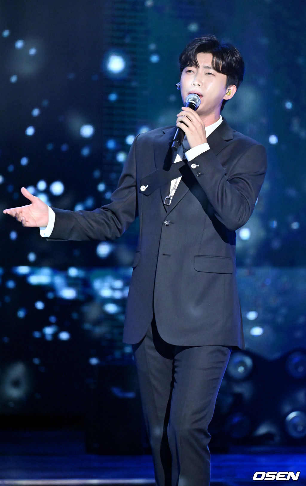 27일 오후 서울 송파구 잠실 실내체육관에서 '제11회 가온차트 뮤직 어워즈'에 앞서 레드카펫 포토월 행사가 진행됐다.가수 임영웅이 열창을 하고 있다. 2022.01.27 /rumi@osen.co.kr