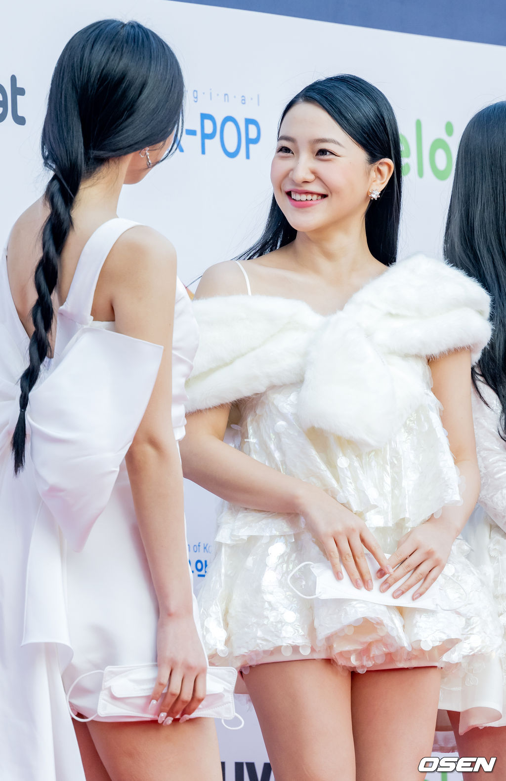 가수 레드벨벳 예리가 레드카펫을 밟으며 조이와 즐겁게 얘기를 나누고 있다. 2022.01.27 /rumi@osen.co.kr