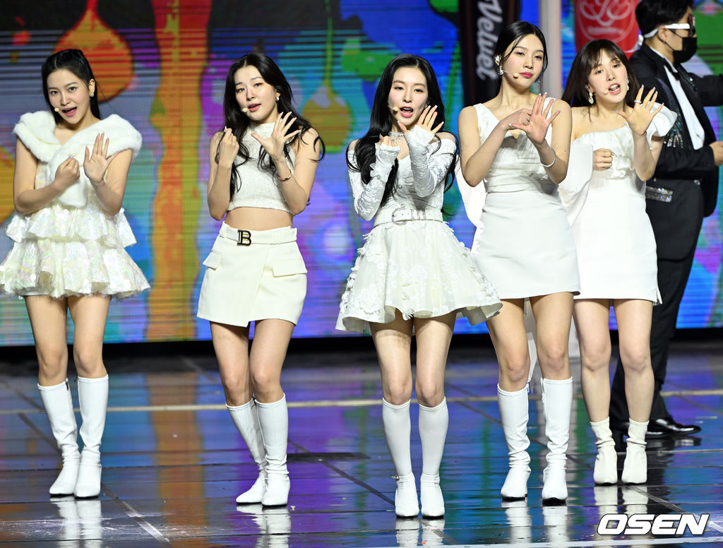 가수 레드벨벳(Red Velvet)이 화려한 무대를 선보이고 있다. 2022.01.27 /rumi@osen.co.kr