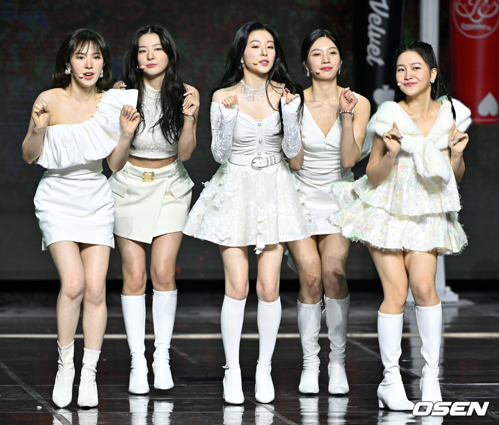 가수 레드벨벳(Red Velvet)이 화려한 무대를 선보이고 있다. 2022.01.27 /rumi@osen.co.kr