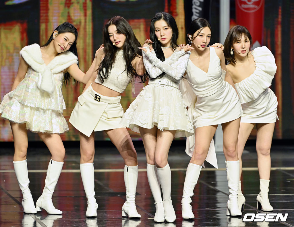 가수 레드벨벳(Red Velvet)이 화려한 무대를 선보이고 있다. 2022.01.27 /rumi@osen.co.kr