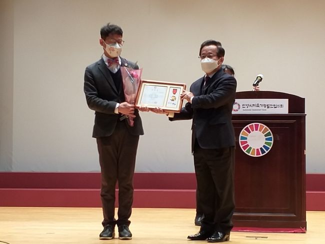 안양대 여관현 교수가 표창장을 받았다. / 안양대 제공