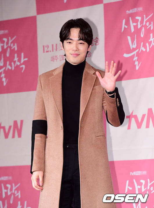 배우 김정현이 포토타임을 하고 있다. /jpnews@osen.co.kr