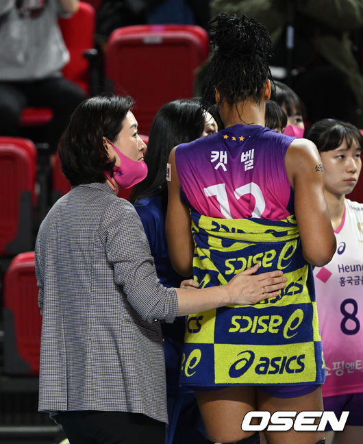 흥국생명 박미희 감독과 외국인 선수 캣벨. / OSEN DB