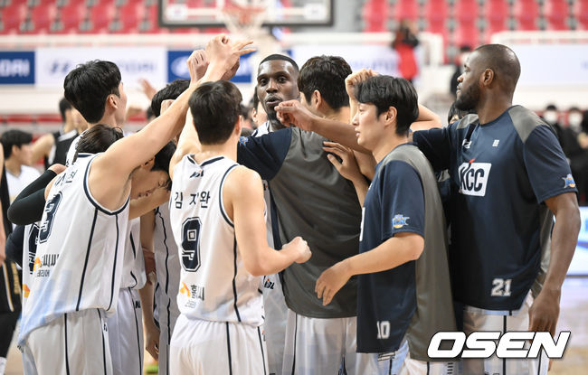 경기종료 후 KCC 선수들이 승리의 기쁨을 나누고 있다. 2022.01.28 / soul1014@osen.co.kr