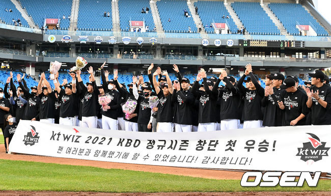 KT 선수단이 창단 첫 정규시즌 우승을 기뻐하고 있다. 2021.10.31 /jpnews@osen.co.kr