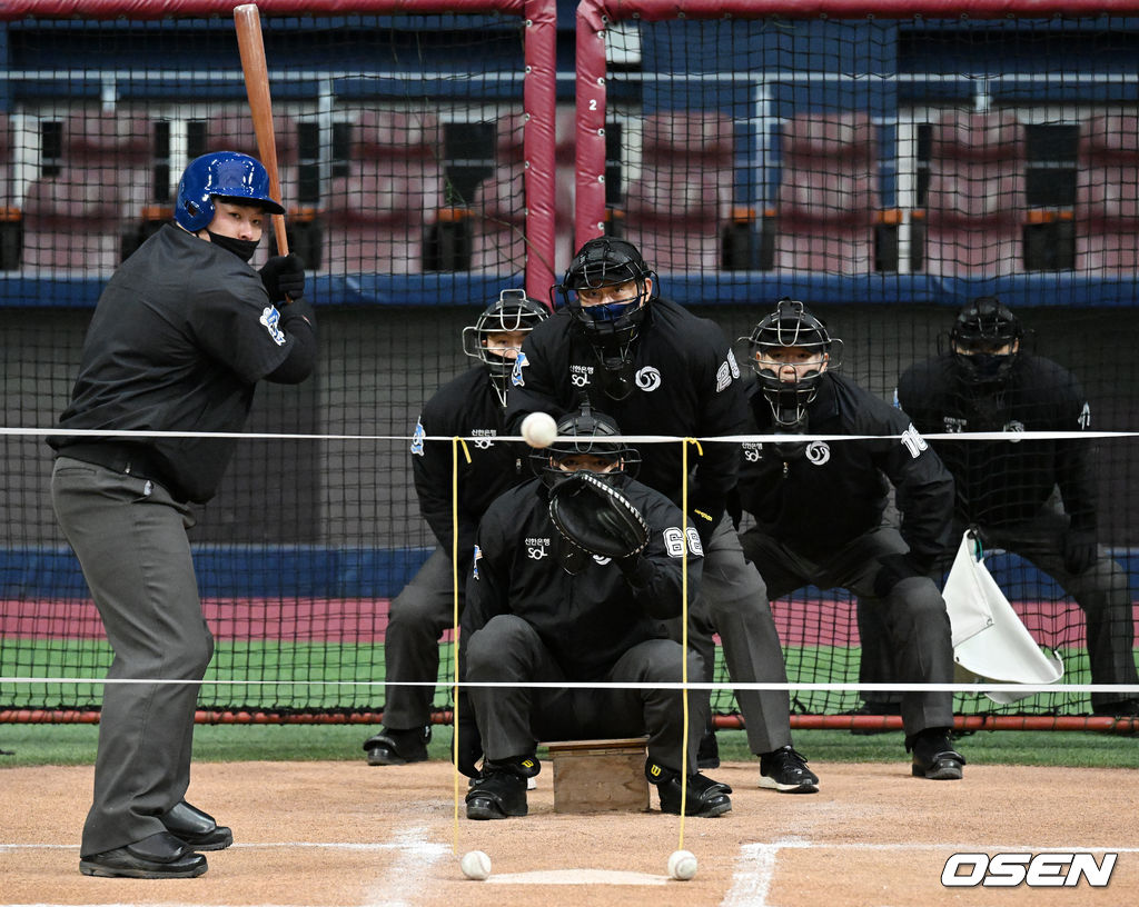 고척돔에서 훈련중인 심판들. /OSEN DB
