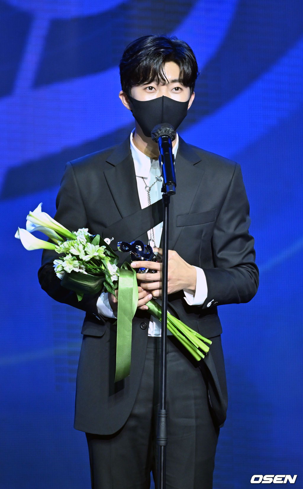 임영웅이 올해의 어덜트 컨템포러리 뮤직상을 수상하고 있다. 2022.01.27 /rumi@osen.co.kr