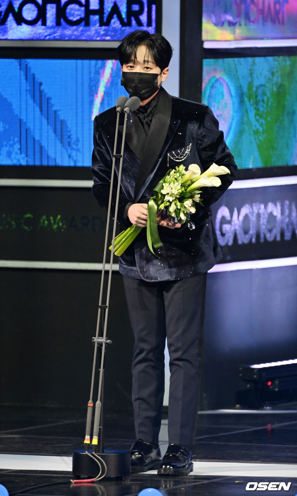 가수 이찬원이 올해의 신인상을 수상하고 있다. 2022.01.27 /rumi@osen.co.kr