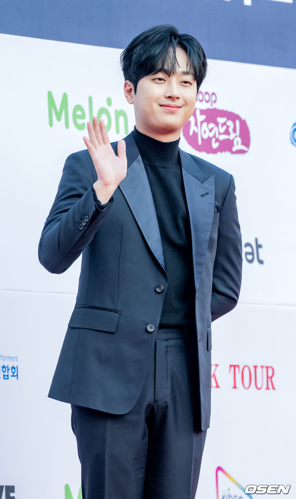 가수 이찬원이 레드카펫을 밟으며 포즈를 취하고 있다. 2022.01.27 /rumi@osen.co.kr