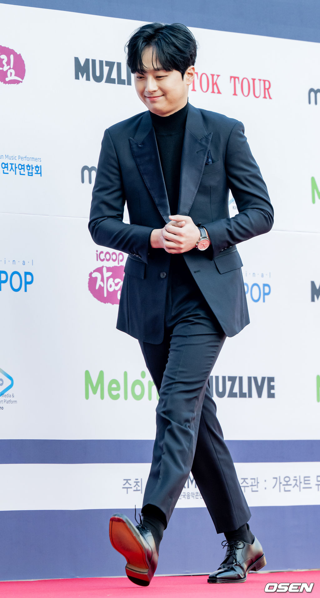 가수 이찬원이 레드카펫을 밟으며 포즈를 취하고 있다. 2022.01.27 /rumi@osen.co.kr