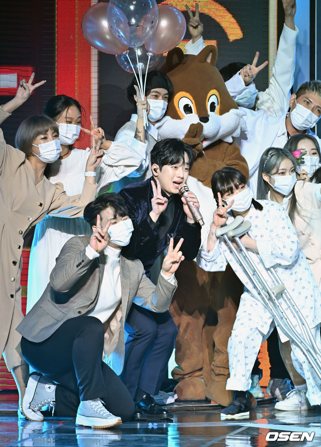 가수 이찬원이 화려한 무대를 선보이고 있다. 2022.01.27 /rumi@osen.co.kr