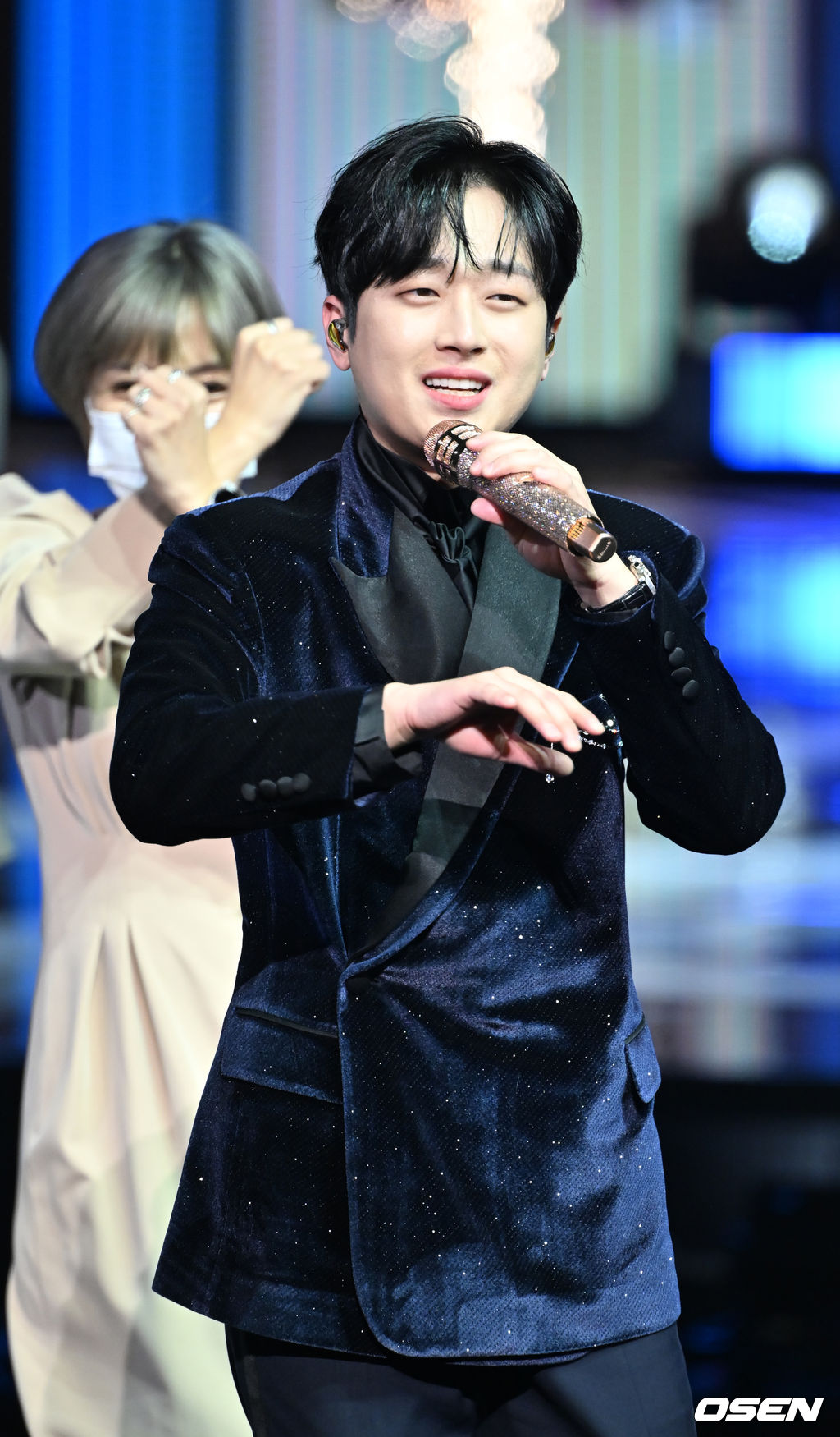 가수 이찬원이 화려한 무대를 선보이고 있다. 2022.01.27 /rumi@osen.co.kr