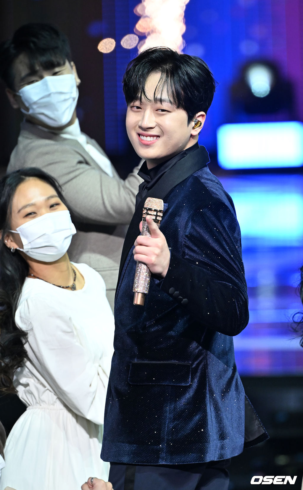 가수 이찬원이 화려한 무대를 선보이고 있다. 2022.01.27 /rumi@osen.co.kr