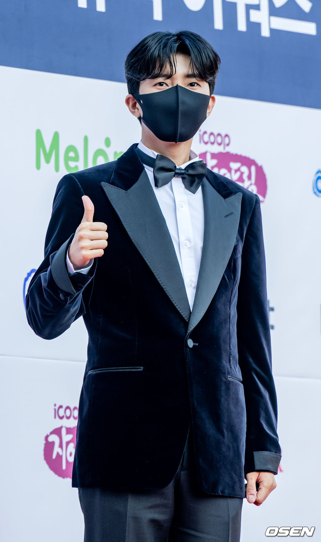가수 임영웅이 레드카펫을 밟으며 포즈를 취하고 있다. 2022.01.27 /rumi@osen.co.kr