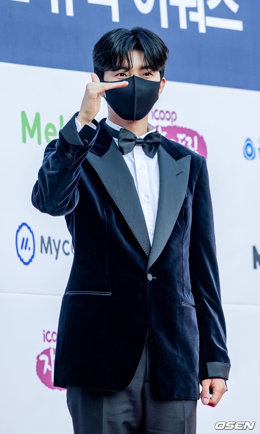 가수 임영웅이 레드카펫을 밟으며 포즈를 취하고 있다. 2022.01.27 /rumi@osen.co.kr