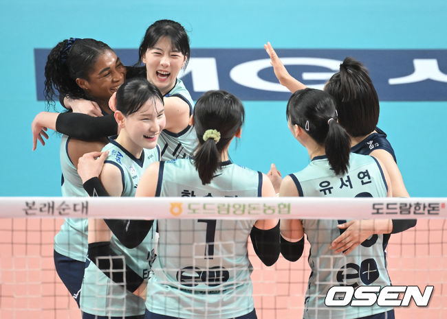 GS칼텍스 모마가 서브에이스 성공시킨 강소휘를 들어올리며 기뻐하고 있다. /OSEN DB