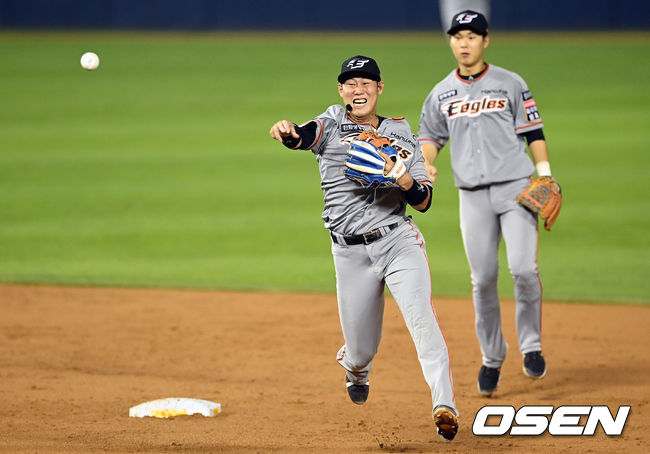 한화 유격수 하주석이 병살 플레이를 연결하고 있다. 2021.09.10 /OSEN DB