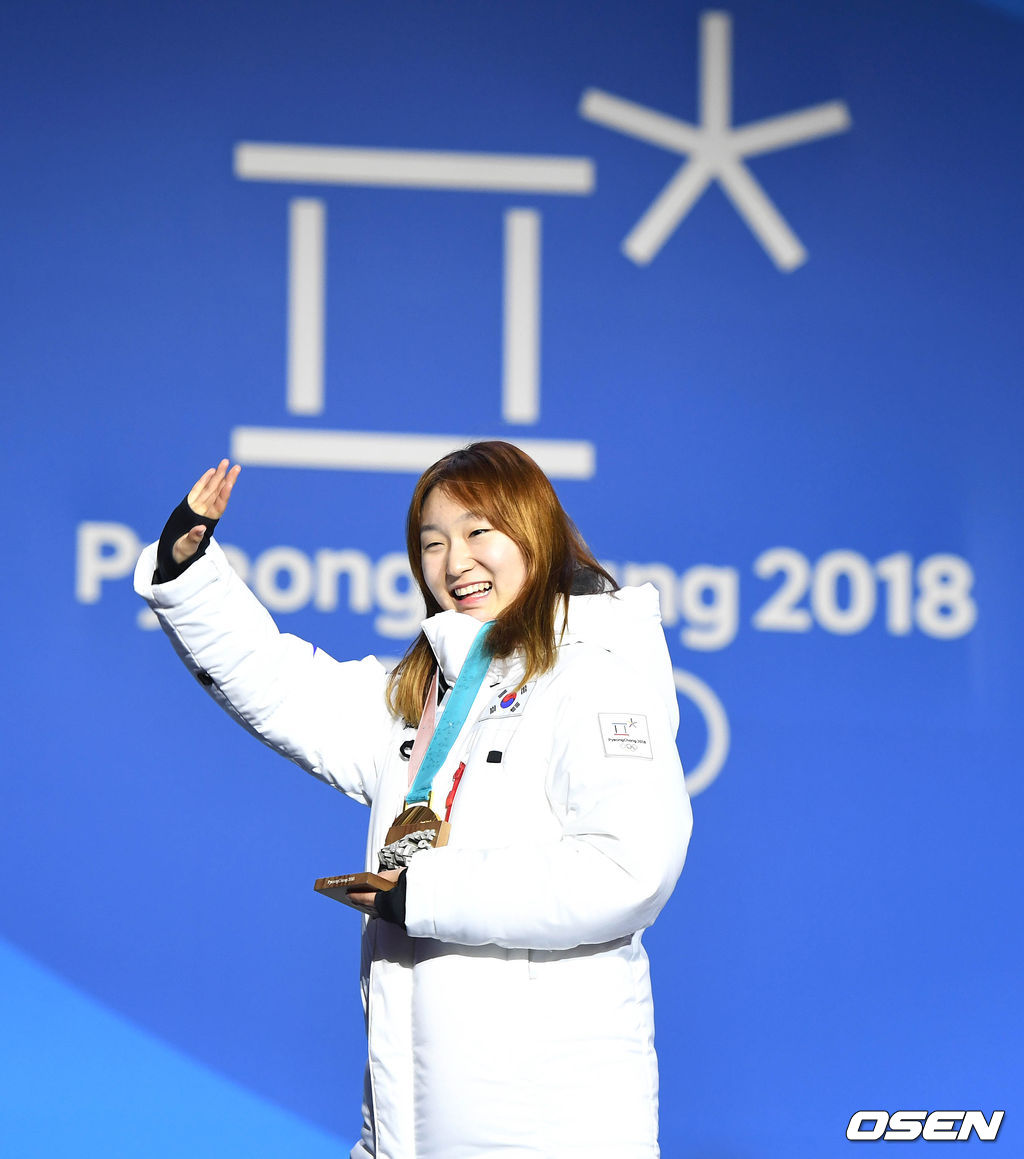 [OSEN=이대선 기자] 18일 평창 메달플라자에서 2018 평창 동계올림픽 쇼트트랙 여자 1,500m에서 금메달을 차지한 최민정이 메달 세리머니를 하고 있다. 2018.02.18 /sunday@osen.co.kr