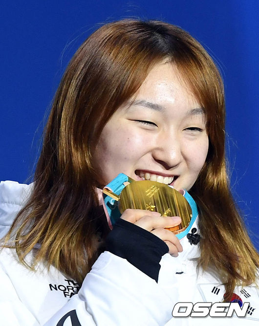 [OSEN=이대선 기자] 18일 평창 메달플라자에서 2018 평창 동계올림픽 쇼트트랙 여자 1,500m에서 금메달을 차지한 최민정이 메달 세리머니를 하고 있다. 2018.02.18 /sunday@osen.co.kr