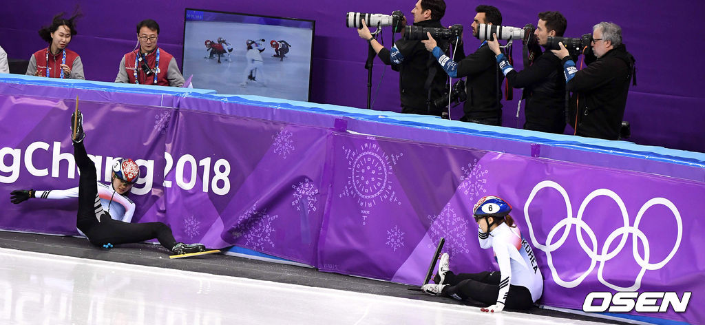 강릉 아이스아레나에서 진행된 2018 평창 동계올림픽 쇼트트랙 여자 1,000m 결승전에서 심석희와 최민정이 충돌하고 있다. 대회 3관왕을 노렸던 최민정은 2006년 진선유 이후 12년 만에 여자 쇼트트랙 3관왕 도전도 좌절됐다. 2018.02.22 /rumi@osen.co.kr