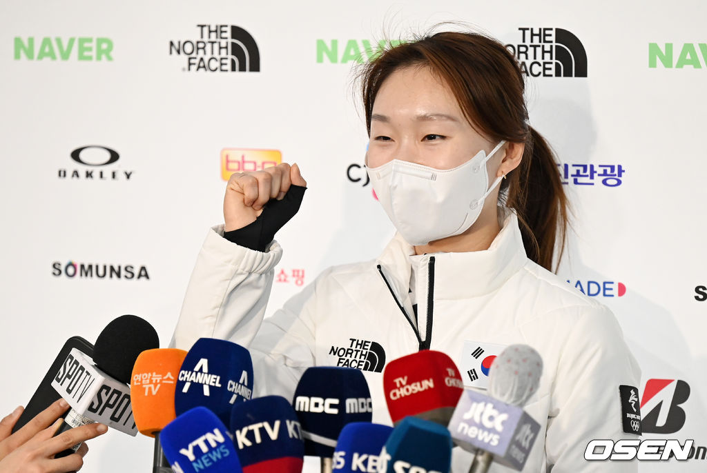 진천국가대표선수촌에서 2022 베이징동계올림픽대회 G-30 미디어데이 행사가 열렸다. 쇼트트랙 대표팀 최민정이 인터뷰에서 파이팅을 외치고 있다. 2022.01.05 /jpnews@osen.co.kr