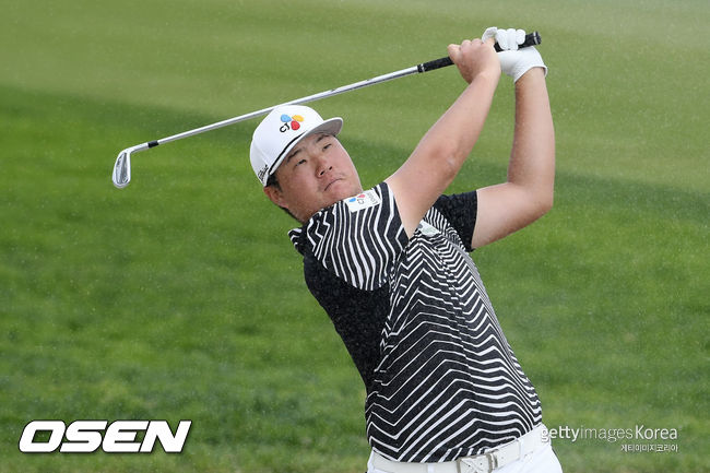 [사진] 임성재가 30일(한국시간) 캘리포니아주 토리 파인스의 사우스 코스 5번 홀 페어웨이 벙커에서 멋지게 탈출을 한 뒤 날아가는 공을 바라보고 있다. ⓒGettyimages(무단전재 및 재배포 금지)