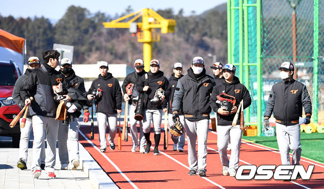 2021년 거제 스프링캠프에서 한화 타자들이 타격 훈련장으로 이동하고 있다. /OSEN DB