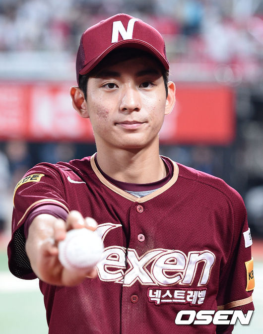 2017년 데뷔한 이정후는 KBO 역대 신인 한 시즌 최다안타 신기록을 달성했다. 신기록 158안타 기념구를 들고 있는 이정후. /OSEN DB