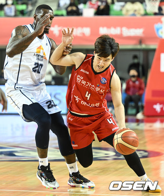 30일 오후 대구 북구 산격동 대구실내체육관에서  '2021-22 KGC인삼공사 정관장 프로농구' 대구 한국가스공사와 전주 KCC의 경기가 열렸다.3쿼터, 가스공사 김낙현이 돌파를 시도하고 있다. 2022.01.30 /ksl0919@osen.co.kr