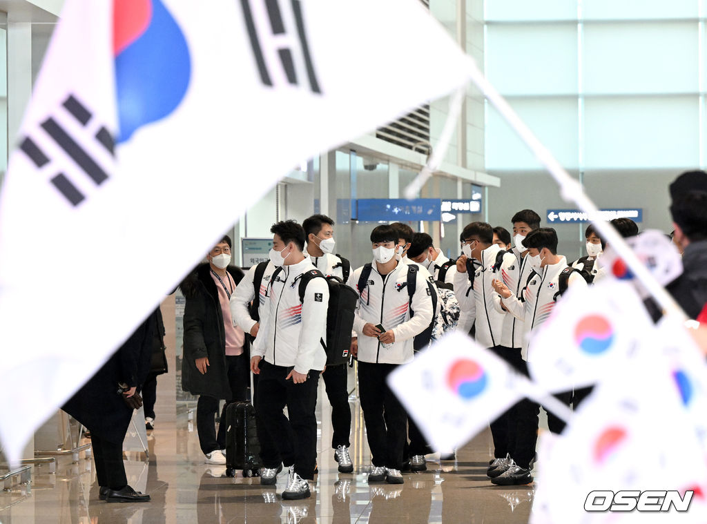 대한민국 대표팀 선수들이 출국하며 팬들의 격려를 받고 있다. 2022.01.31 / dreamer@osen.co.kr