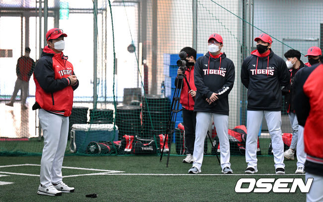 KIA 타이거즈 스프링캠프가 1일 전라남도 함평 KIA챌린저스필드에서 진행됐다. KIA 선수단이 훈련전 미팅을 가지고 있다. 2022.02.01 /sunday@osen.co.kr