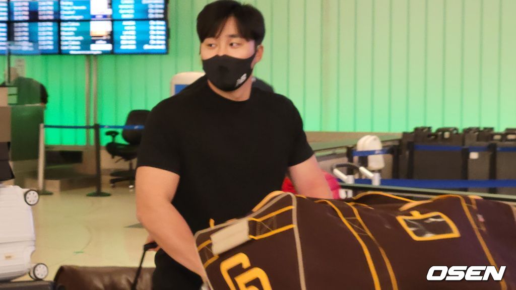 [OSEN=LA, 이사부 통신원]김하성이 1일(한국시간) LA 국제 공항에 도착해 입국장을 빠져 나오고 있다. 