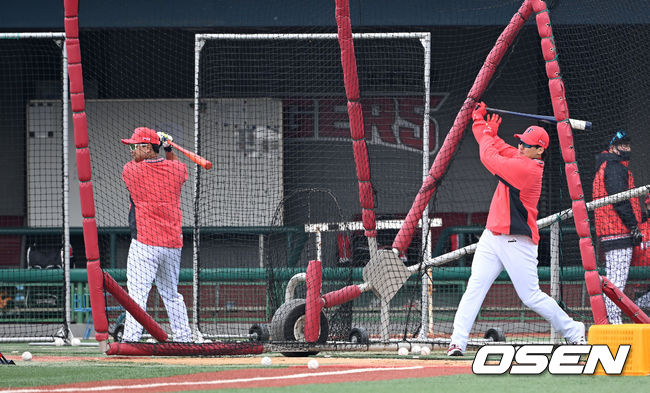 KIA 타이거즈 스프링캠프가 1일 전라남도 함평 KIA챌린저스필드에서 진행됐다. KIA 황대인과 나성범이 타격 훈련을 하고 있다. 2022.02.01 /sunday@osen.co.kr