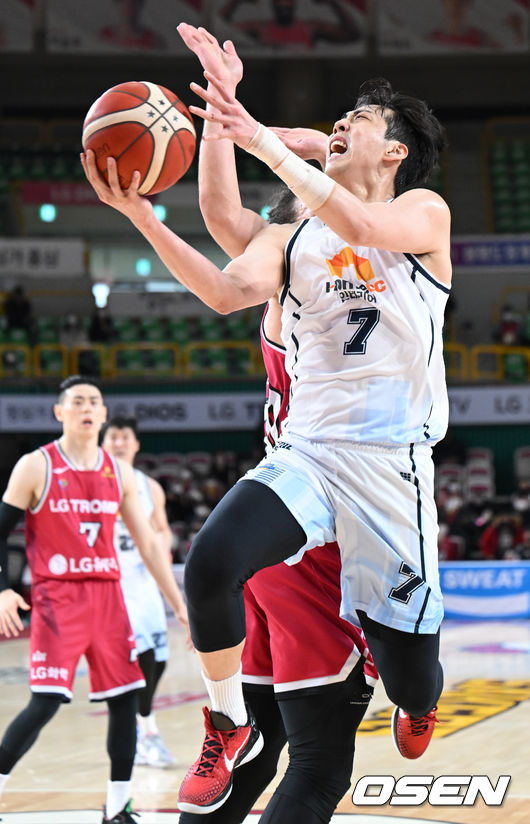 30일 오후 경남 창원시 중앙동 창원스포크파크 실내체육관에서 '2021-22 KGC인삼공사 정관장 프로농구' 창원 LG와 전주 KCC의 경기가 열렸다.3쿼터, KCC 정창영이 레이업슛을 시도하고 있다. 2022.02.01 /ksl0919@osen.co.kr