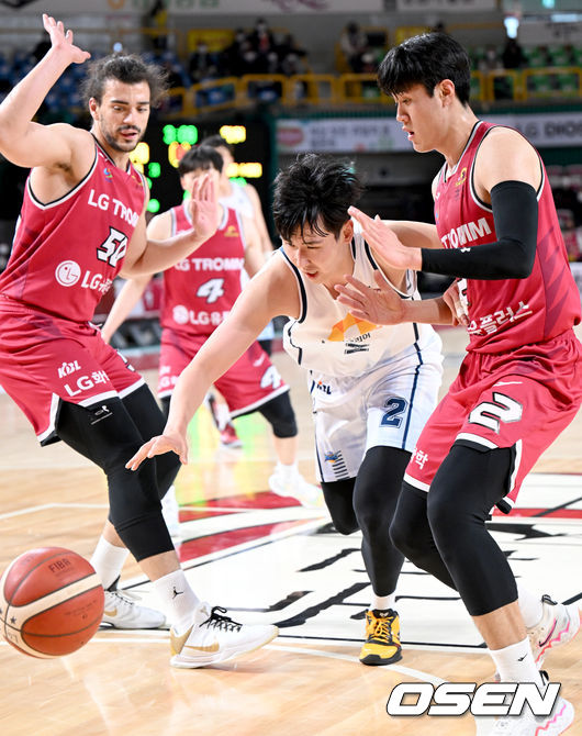 30일 오후 경남 창원시 중앙동 창원스포크파크 실내체육관에서 '2021-22 KGC인삼공사 정관장 프로농구' 창원 LG와 전주 KCC의 경기가 열렸다.3쿼터, KCC 송교창이 드리블을 하고 있다. 2022.02.01 /ksl0919@osen.co.kr