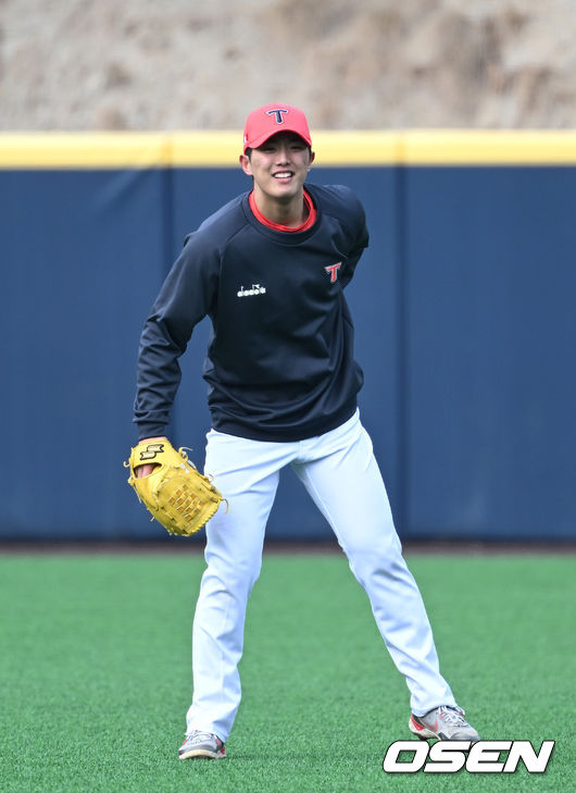 KIA 타이거즈 스프링캠프가 1일 전라남도 함평 KIA챌린저스필드에서 진행됐다. KIA 이의리가 캐치볼을 하고 있다. 2022.02.01 /sunday@osen.co.kr