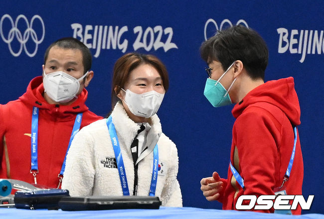 대한민국 쇼트트랙 대표팀 최민정이 1일 오후 중국 베이징 캐피털 실내 경기장에서 훈련에 앞서 중국 대표팀 김선태 감독과 인사를 나누고 있다. 2022.02.01 /jpnews@osen.co.kr