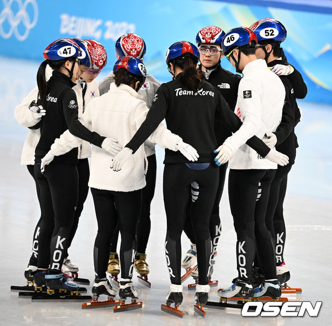 대한민국 쇼트트랙 대표팀이 1일 오후 중국 베이징 캐피털 실내 경기장에서 훈련에 앞서 한데 모여 이야기를 나누고 있다. 2022.02.01 /jpnews@osen.co.kr