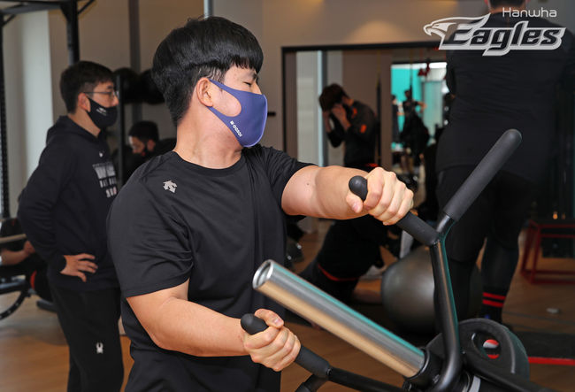 한화 최재훈이 거제 캠프에서 웨이트 훈련을 하고 있다. /한화 이글스 제공